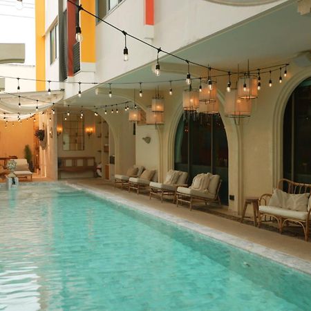 Bizotel Premier Hotel & Residence Bangkok Bagian luar foto