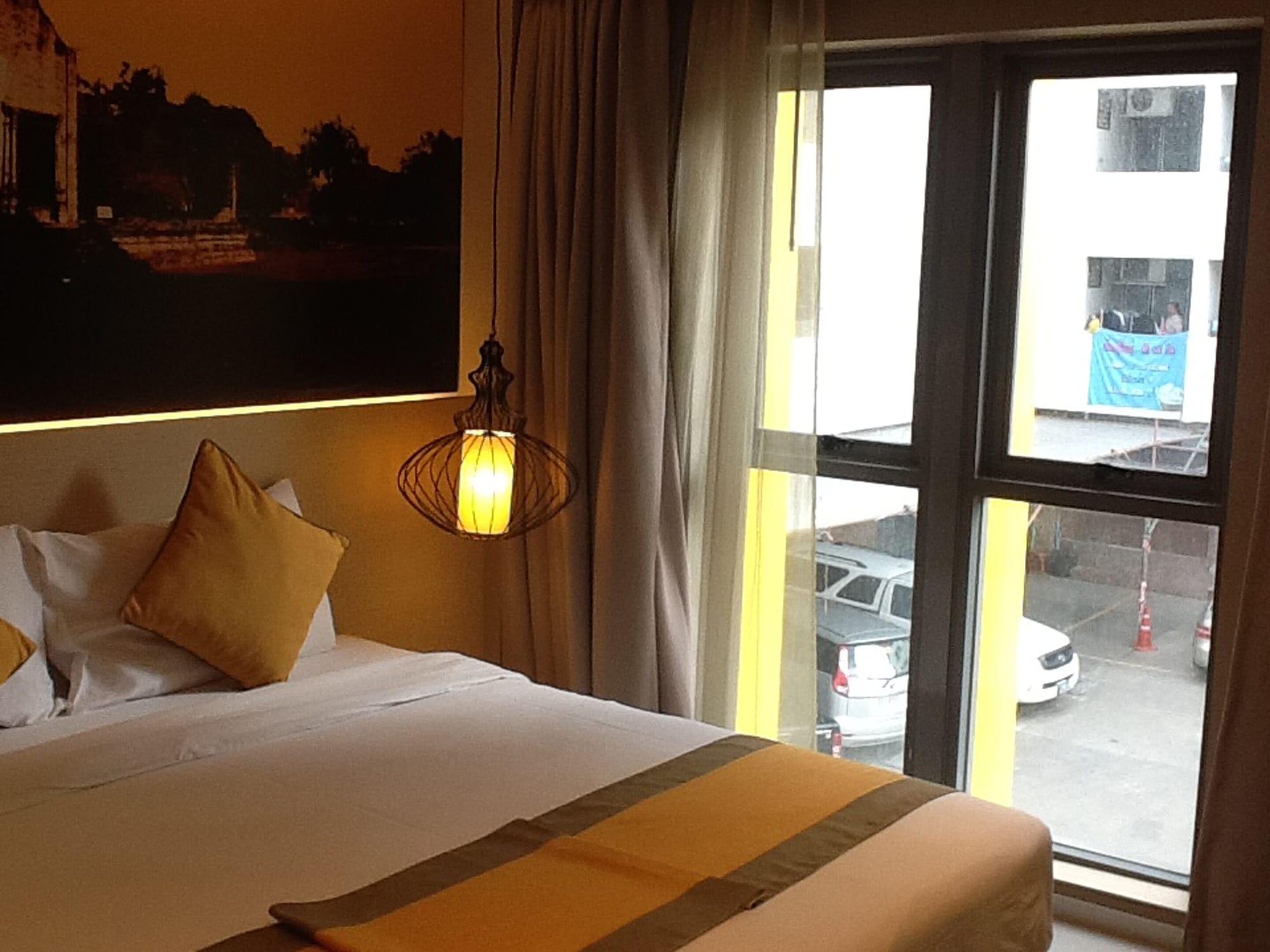 Bizotel Premier Hotel & Residence Bangkok Bagian luar foto