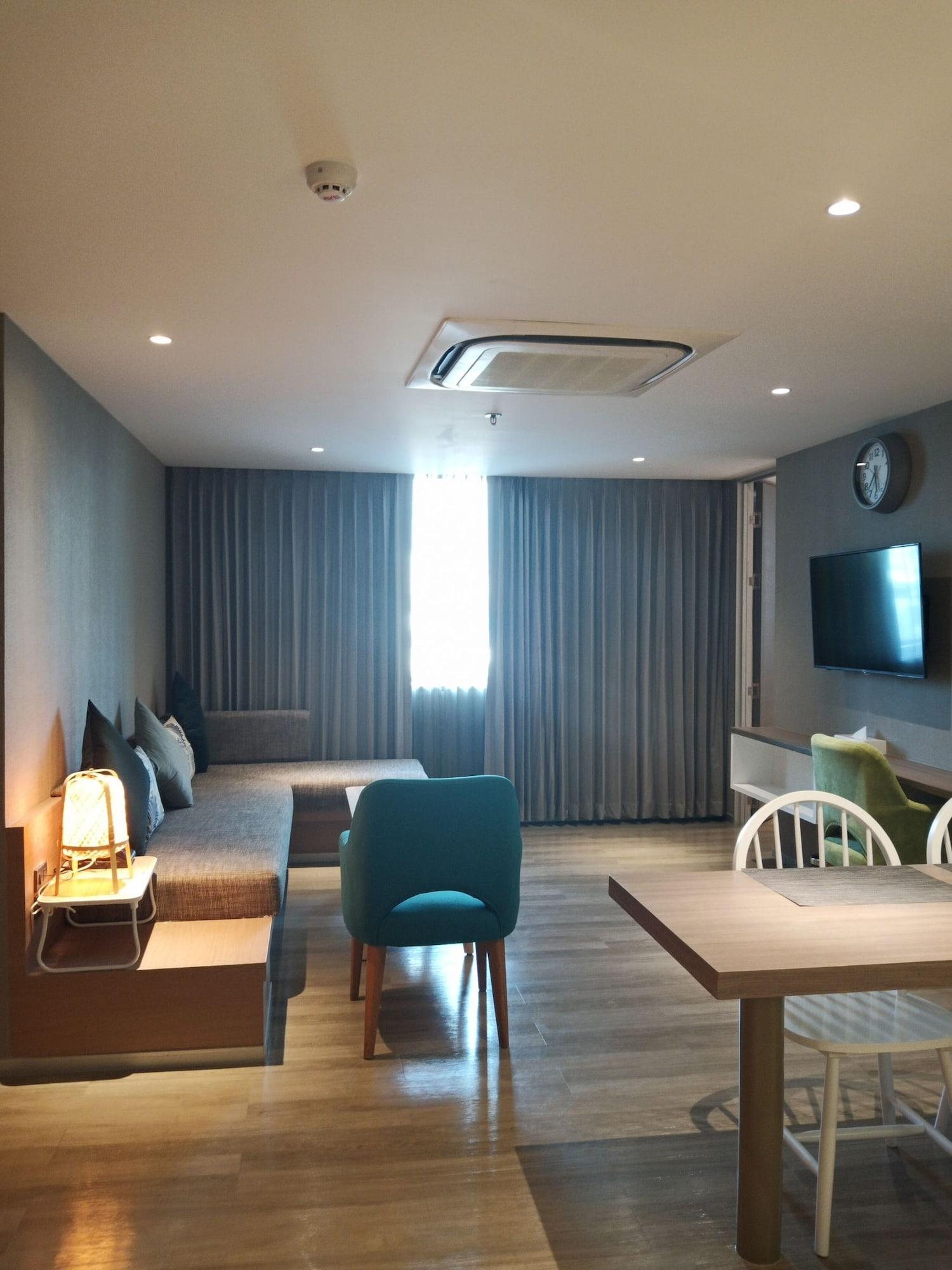 Bizotel Premier Hotel & Residence Bangkok Bagian luar foto