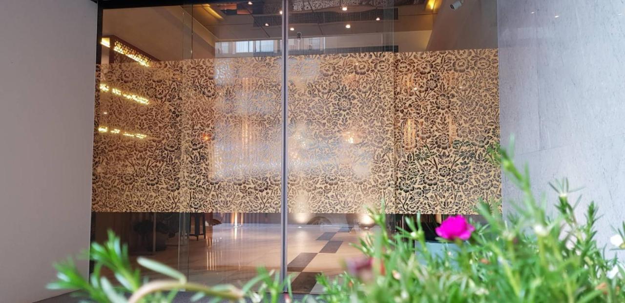 Bizotel Premier Hotel & Residence Bangkok Bagian luar foto